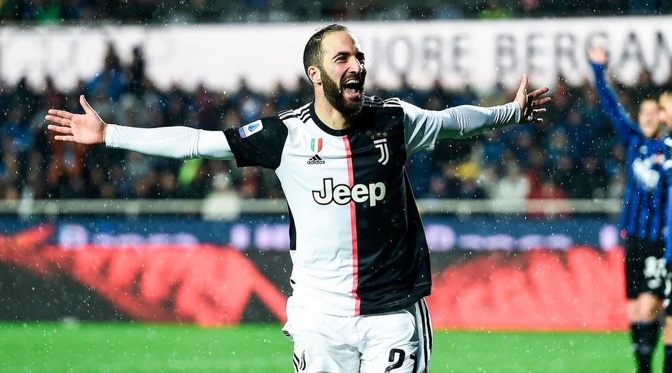 هيغواين يحتفل بهدفه ضد اتلانتا - Higuain celebrates after scored goal