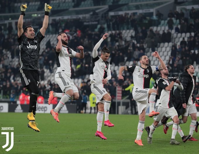 فرحة لاعبي اليوفي بالفوز ضد روما - Juve players greet fans after beat Roma