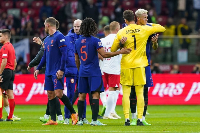 تشيزني يعانق ويغورست في روح رياضية بعد مباراة بولندا هولندا - Fair Play : Szczesny hugging with Weghorst after Poland Netherlands match