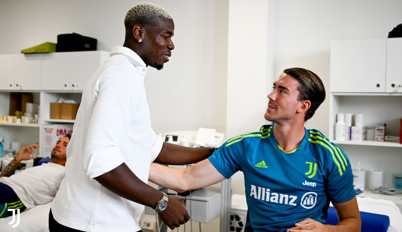 بوغبا يلتقي فلاهوفيتش يوم عودته الى اليوفي - Pogba meets Vlahovic in Juve training center