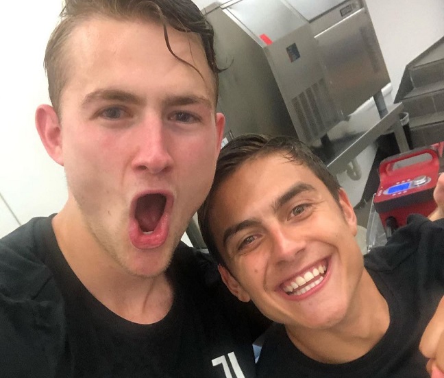 ديبالا و دي ليخت في فرحة اليوفنتوس بعد ضمان نيل الدوري الايطالي 2020 -Dybala & de Ligt during Juventus celebration after secured Scudetto 38