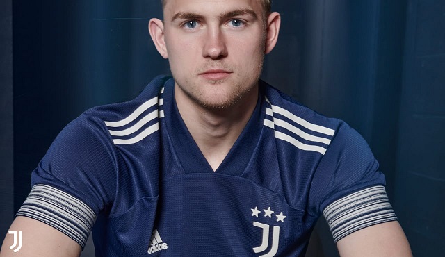 دي ليخت مع عرض قميص يوفنتوس الأساسي 2020-2021 - de Ligt with Juventus home kit