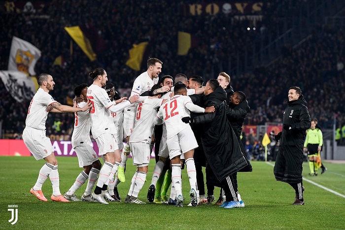 لاعبي اليوفي يحتفلون مع ديميرال بهدفه - Juve players celebrates with Demiral