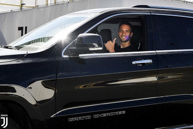 بينتانكور يصل لتدريبات اليوفي بسيارته - Bentancur arrives by his car to Juve training