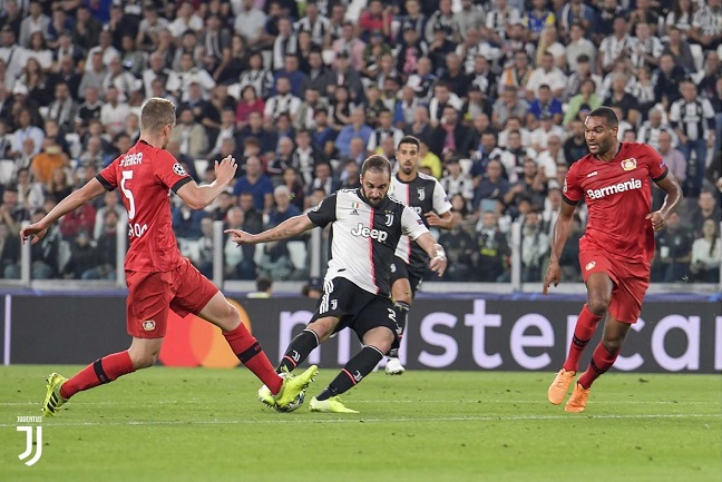 هيغواين يسجل الهدف الاول - Higuain scores vs Bayer Levekusen