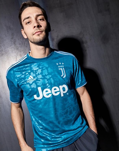 دي تشيليو بقميص اليوفي الثالث - De Sciglio in 3rd Juve Kit