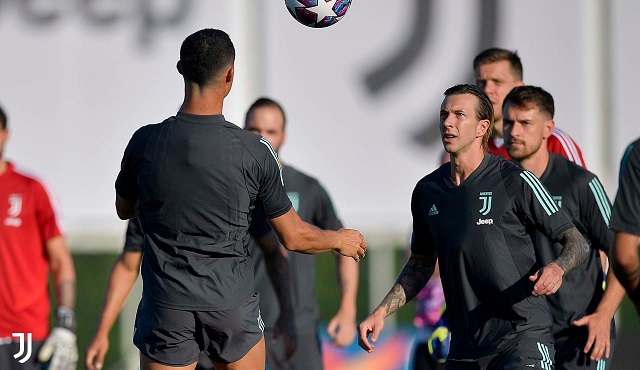 بيرنارديسكي خلال تدريب يوفنتوس قبل لقاء ليون - Bernardeschi during Juve training for lyon match