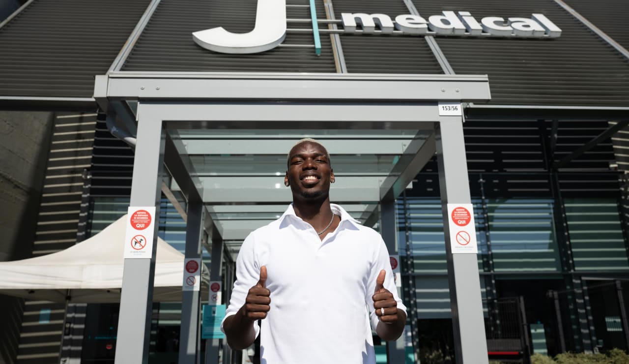 بوغبا امام مركز يوفنتوس الطبي قبل الفحوصات - Pogba in front Juventus Medical center