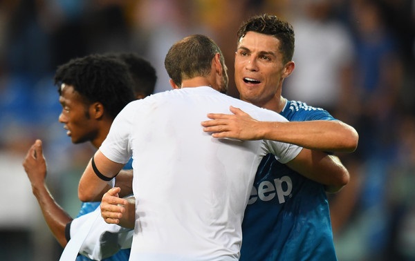 كيليني يحتفل مع رونالدو - Chiellini celebrates with Ronaldo