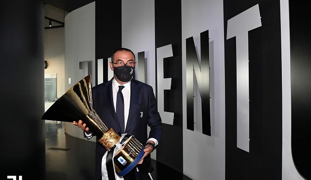 مدرب اليوفي ساري ينقل لقب الدوري الايطالي للمتحف - Juventus coach Sarri delivers Scudetto trophy to Museum