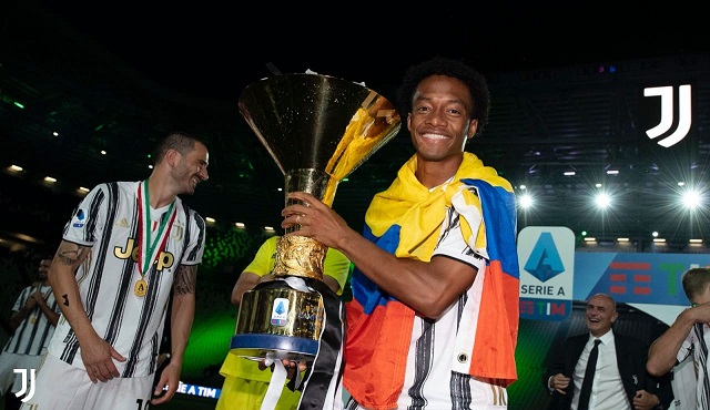 كوادرادو خلال احتفالات يوفنتوس بلقب الدوري الايطالي - Cuadrado during Juventus celebration for Scudetto 2020