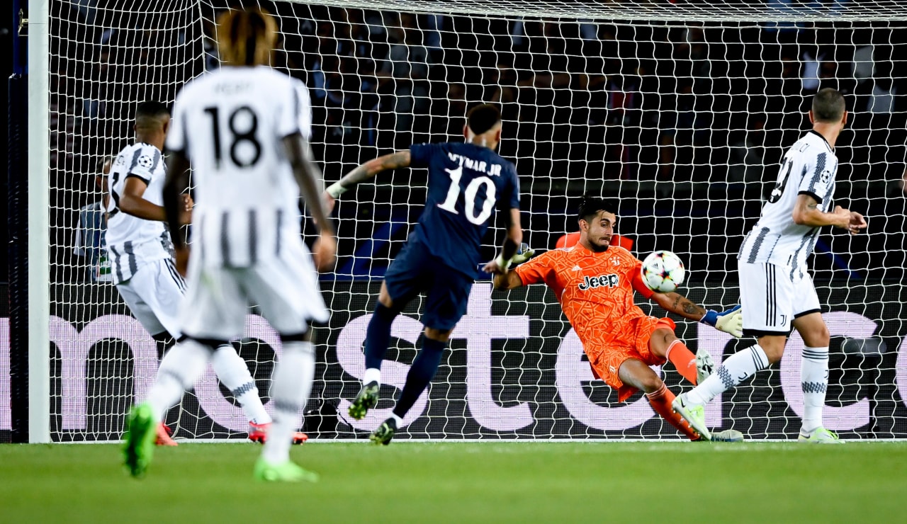 بيرين يتصدى لتسديدة نيمار في مباراة باريس سان جيرمان و يوفنتوس - Perin saves Neymar shot during Psg Juventus match