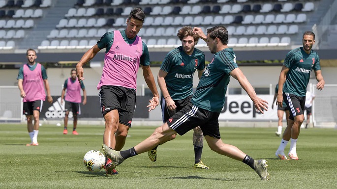 دي تشيليو و خضيرة في تدريب اليوفنتوس في مايو 2020 - Khedira & De Sciglio during Juventus training in may 2020