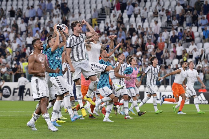 تحية لاعبي اليوفي للجماهير بعد الفوز ضد ساسولو - Juventus players salute fans after Sassuolo match