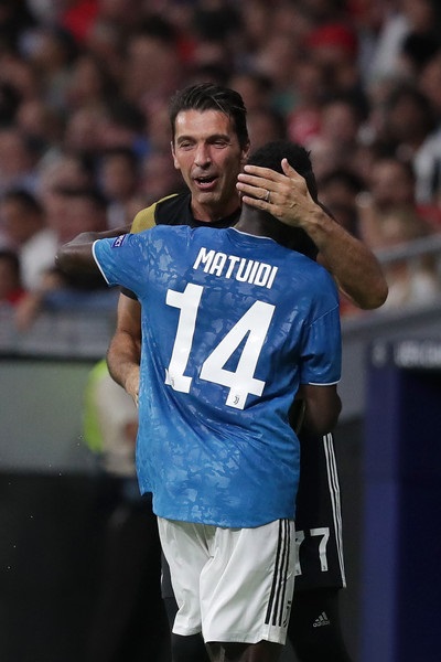 ماتويدي يحتفل بهدفه مع بوفون - Matuidi celebrates with Buffon