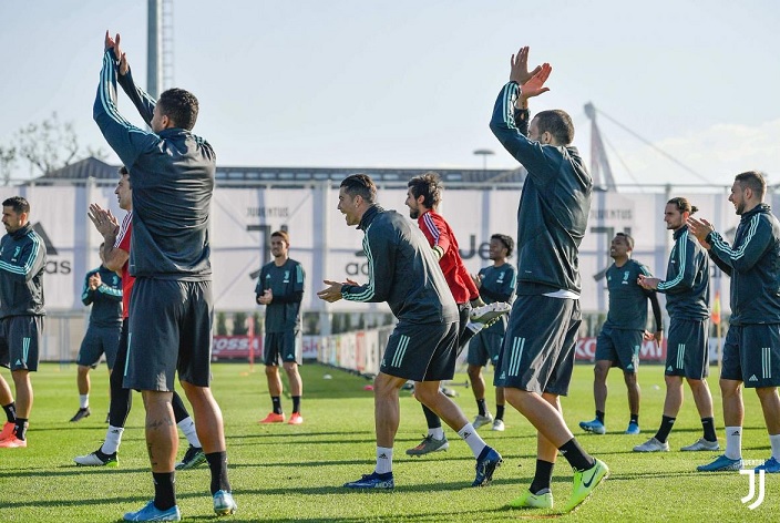 ابتسامة لاعبي اليوفي و بالمنتصف رونالدو - Juve Players smile