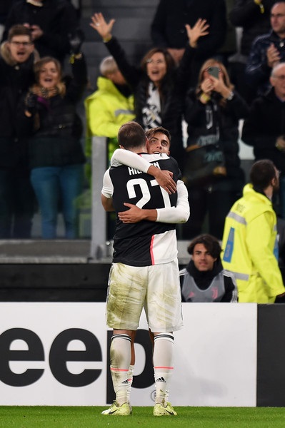 ديبالا يحتفل بهدفه مع هيغوين - Dybala celebrates with Higuain