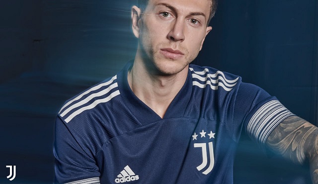 بيرنارديسكي مع عرض قميص اليوفي الأساسي 2020-2021 - Bernardeschi with Juventus home kit