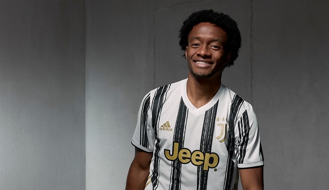 كوادرادو مع عرض قميص اليوفي الأساسي 2020-2021 - Cuadrado with Juventus home kit