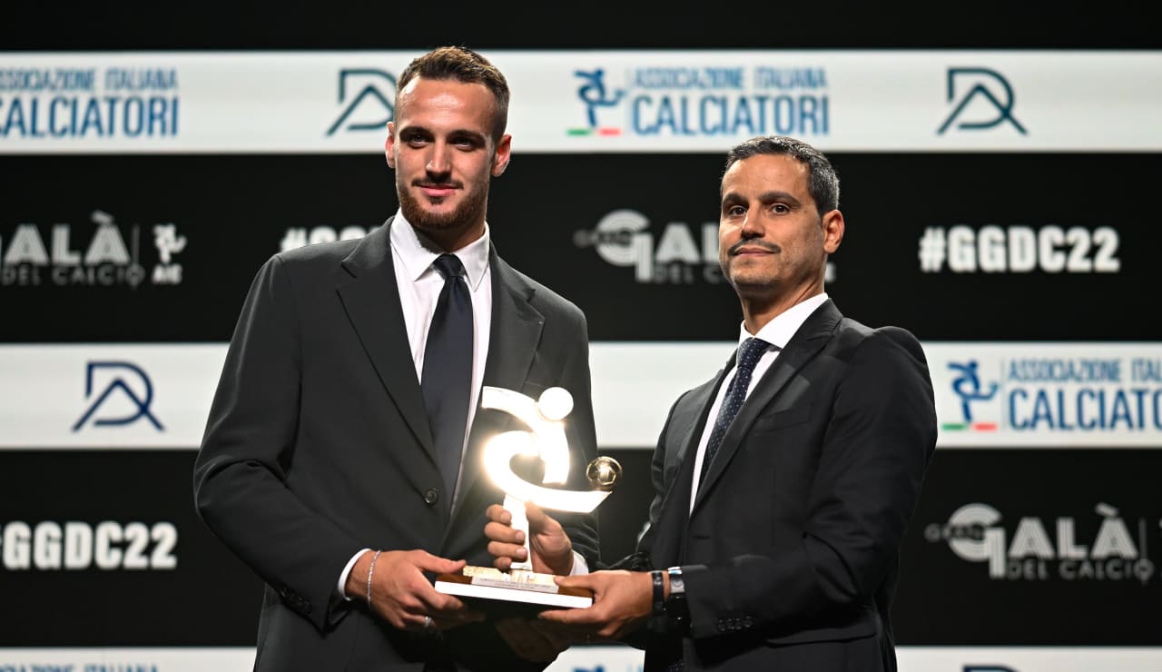 جاتي ينال جائزة افضل شاب بالسيريا بي - Gatti win best serie b young player award 2022