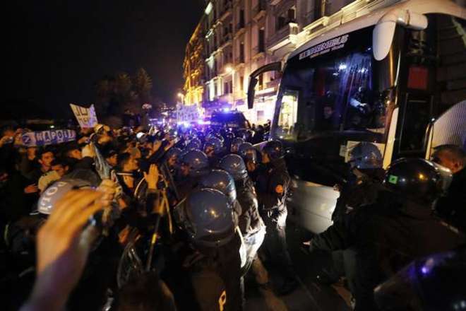 بعض الجماهير الوقحة من نابولي تهاجم حافلة اليوفنتوس