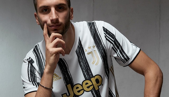 بينتانكور مع عرض قميص اليوفي الأساسي 2020-2021 - Bentancur with Juventus home kit