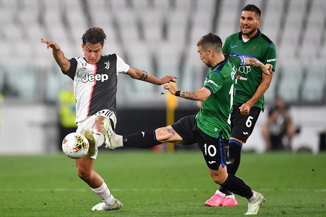 ديبالا ضد غوميز خلال مباراة يوفنتوس ضد اتالانتا - Dybala Vs Gomez during Juventus Atalanta match