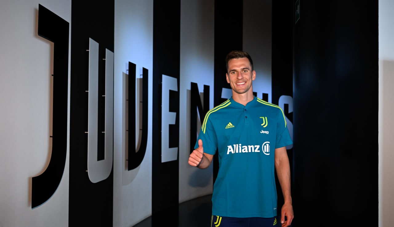 ميليك في ملعب يوفنتوس يوم تقديمه - Milik in Allianz Stadium as new Juventus player