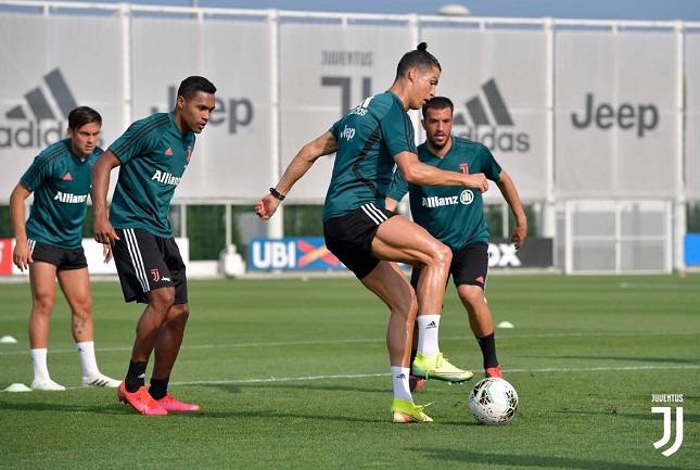 رونالدو مع اوليفيري و اليكس ساندرو في تدريب اليوفي في يونيو 2020 - Ronaldo & Olivieri & Alex Sandro during Juventus training after coronavirus break