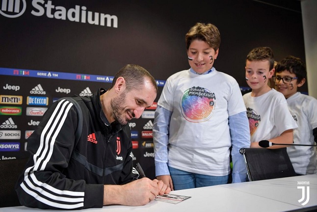 كيليني يتحدث لصغار مشجعي اليوفي - Chiellini with junior juventus reporters