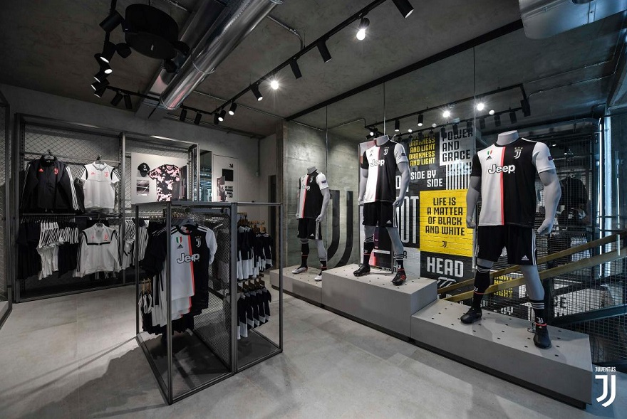 ملابس من متجر اليوفي في ميلانو - Juve Store in Milano