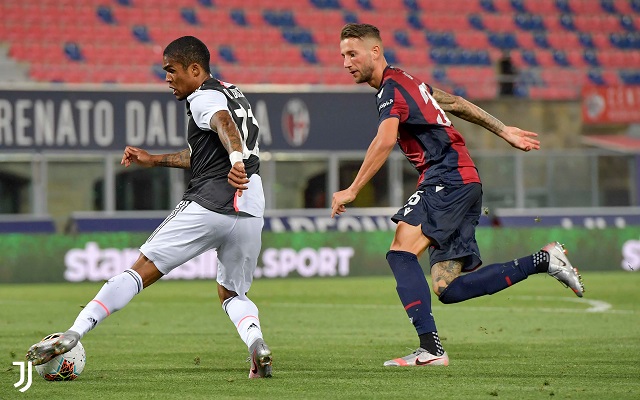 دوغلاس كوستا في مباراة بولونيا يوفنتوس - Douglas Costa during Bologna Juventus match