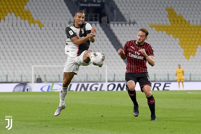 دانيلو و كالهانوغلو في مباراة يوفنتوس ميلان - Danilo & Calhanoglu in Juve Milan match