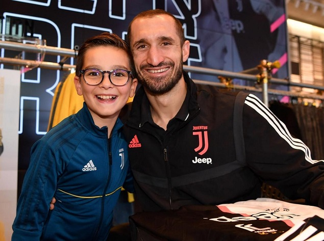 كيليني يصور مع مشجع يوفنتوس الصغير - Chiellini with junior juve fan