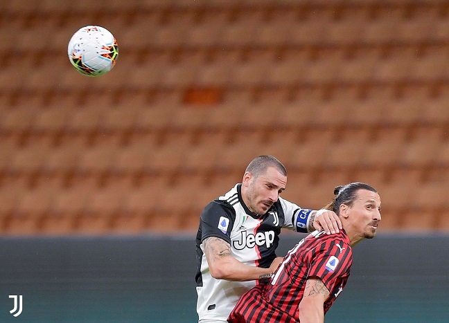 صراع بين بونوتشي و ابراهيموفيتش خلال مباراة ميلان يوفنتوس - Bonucci Vs Ibrahimovic during Milan Juve match