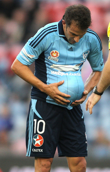 ديل بييرو يجهز الكرة داخل قميصه قبل التسديد