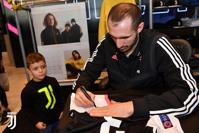 كيليني يوقع لمشجع اليوفي الصغير - Chiellini sign for junior juve fan