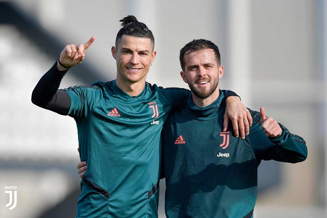 ابتسامة بيانيتش و كريستيانو رونالدو في تدريب اليوفي - Pjanic & Ronaldo smile in Juve training