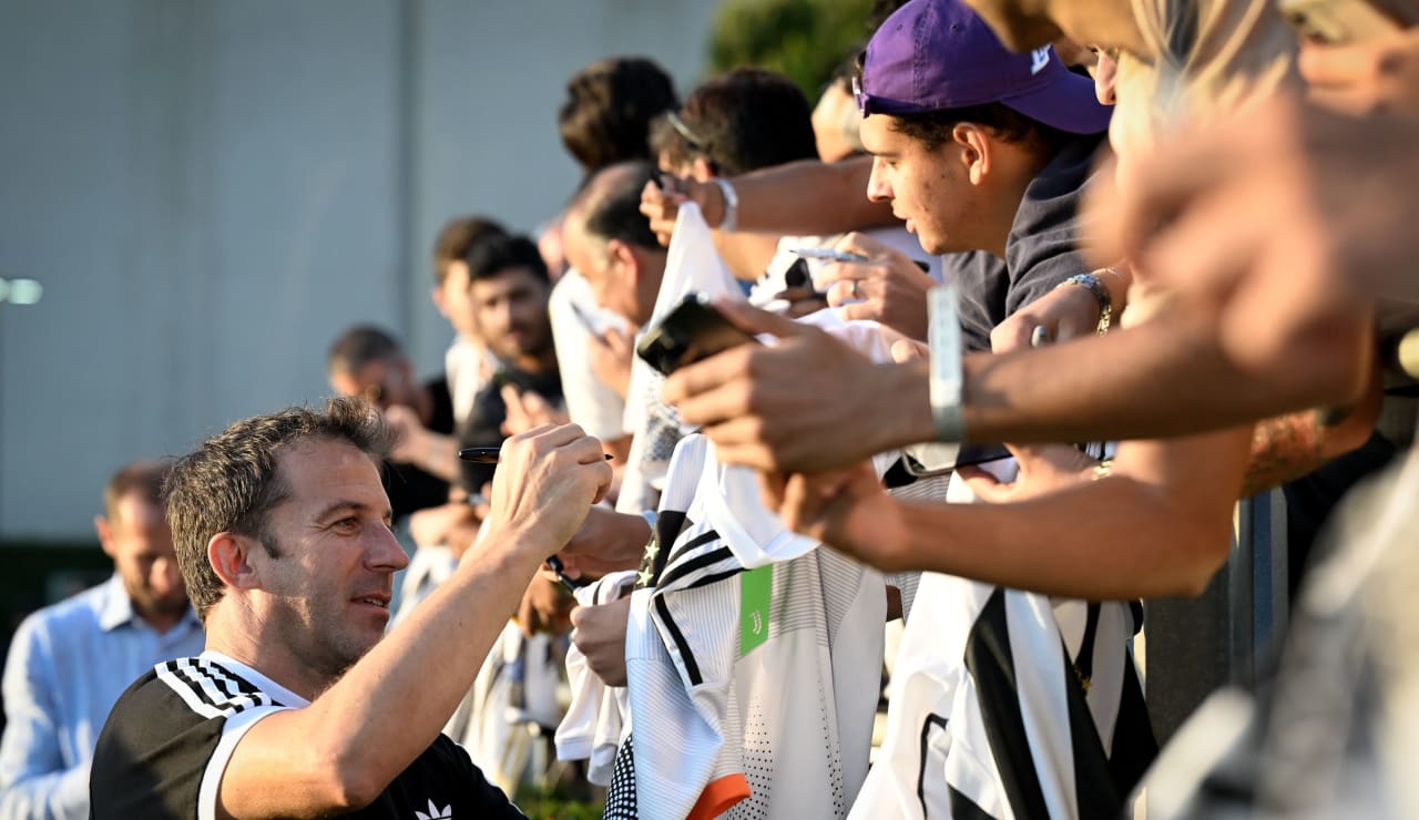 ديل بييرو يوقع لجماهير اليوفي في لوس انجلوس - Del Piero signs for Juventus fans in LMU
