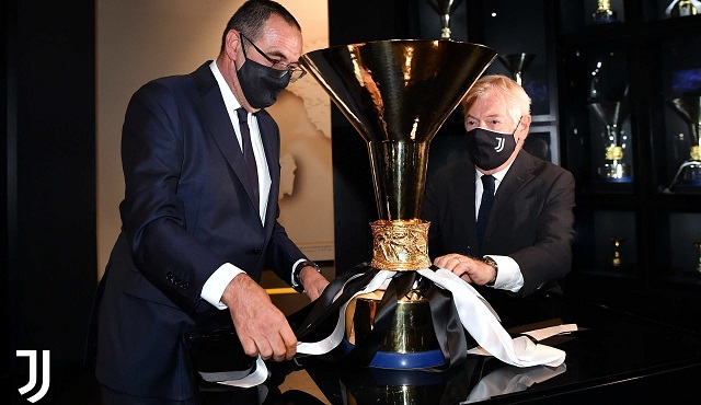 مدرب اليوفي ساري ينقل لقب الدوري الايطالي 2020 للمتحف - Juventus coach Sarri delivers Scudetto trophy to Museum