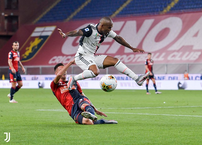 دوغلاس كوستا في مباراة جنوة يوفنتوس - Douglas Costa during Genoa Juventus match 