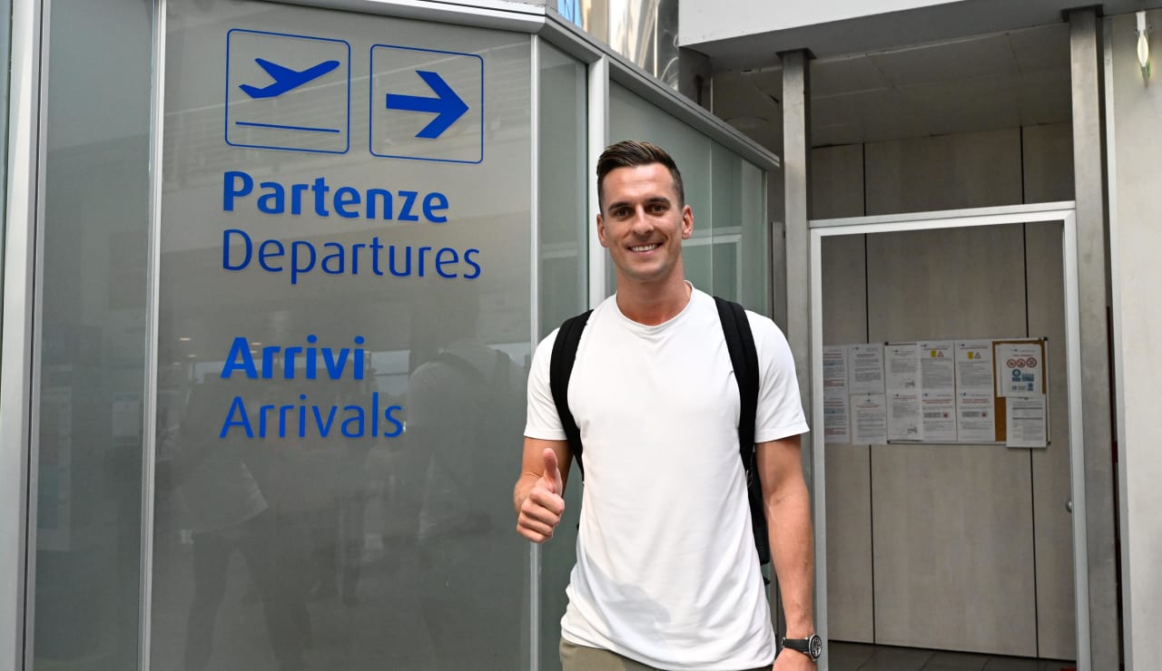 ميليك يصل الى تورينو قبل الانضمام الى اليوفي - Milik arrives to turin before signing with Juventus