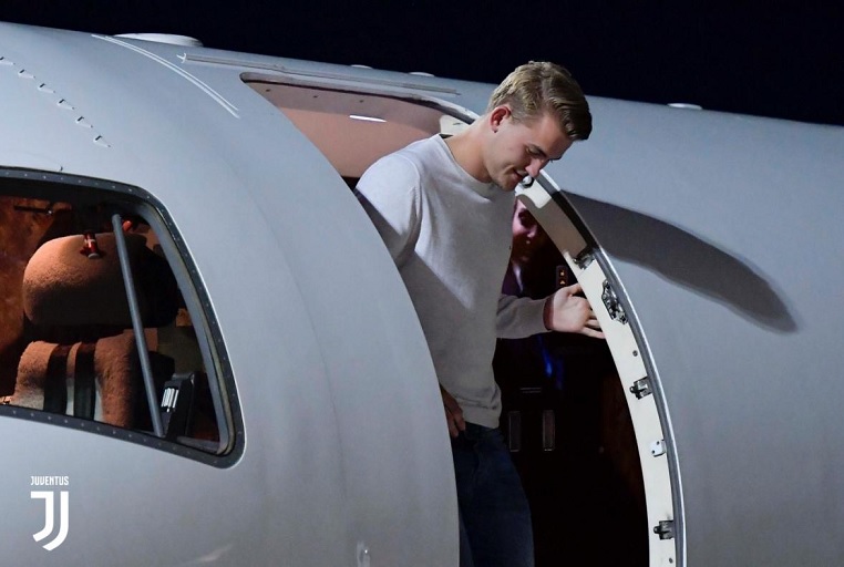 دي ليخت يصل لتورينو من الطائرة - De ligt arrives Turin from Plane