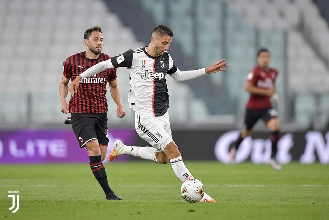 بينتانكور و كالهانوغلو في مباراة يوفنتوس ميلان - Bentancur & Calhanoglu  in Juve Milan match