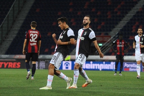 ديبالا يحتفل بهدفه في مباراة بولونيا يوفنتوس - Dybala celebrates after scoring a goa during Bologna Juventus match