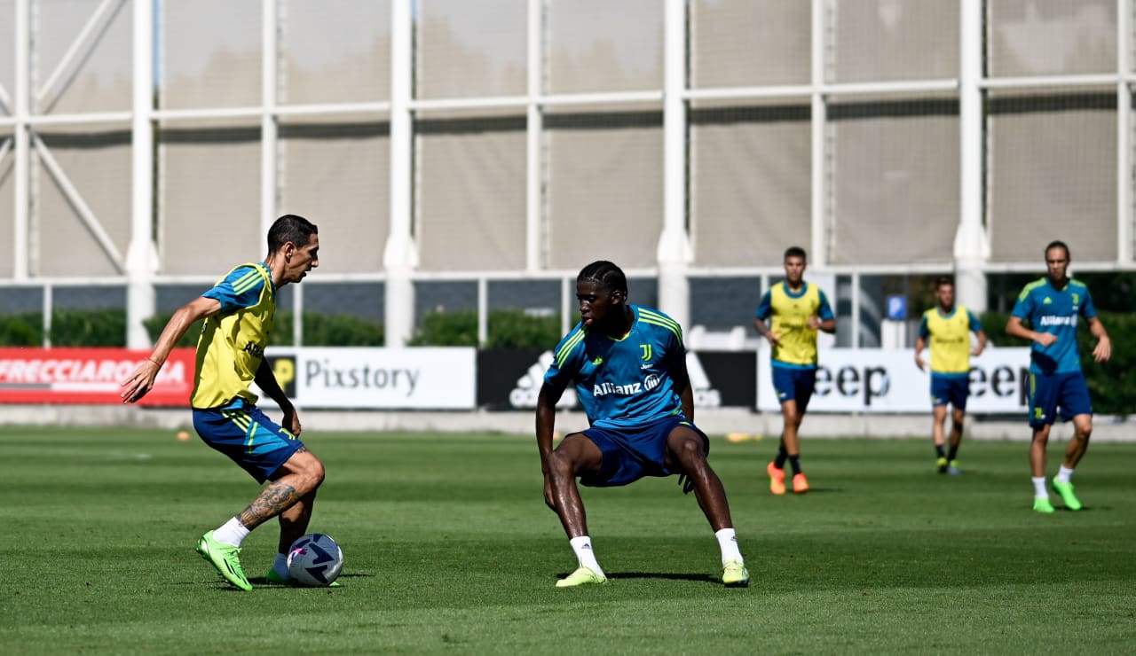 دي ماريا ضد ايلينغ جونيور في تدريبات يوفنتوس تحضيراً لـ مونزا - Di Maria Vs Iling Junior in Juventus training 16-9-2022