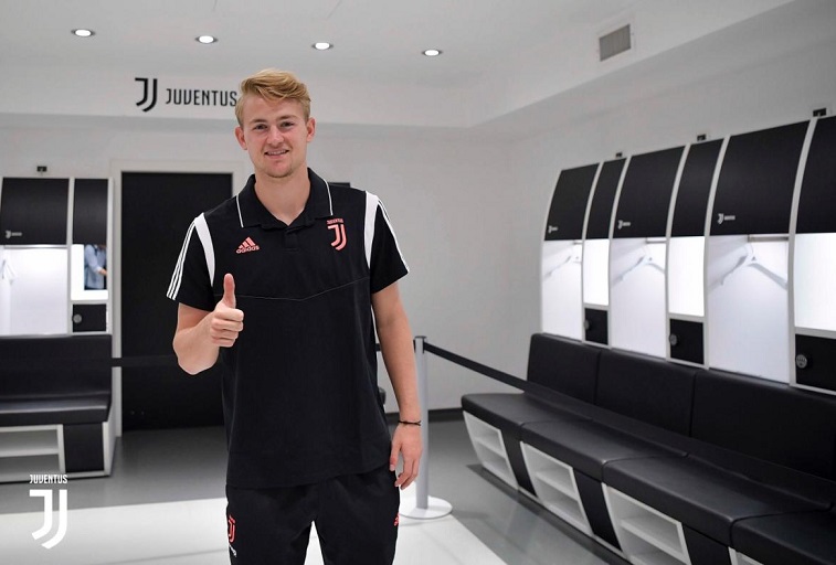 ماتياس دي ليخت بغرفة ملابس اليوفي - De Ligt in Juve Stadium