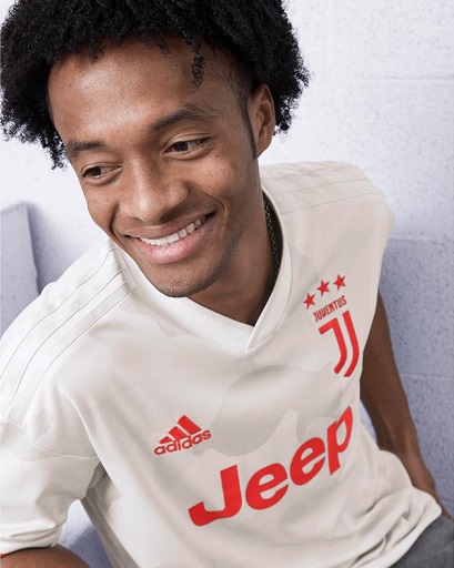 كوادرادو بالقميص الاحتياطي لليوفي - Cuadrado in Juve Away Kit