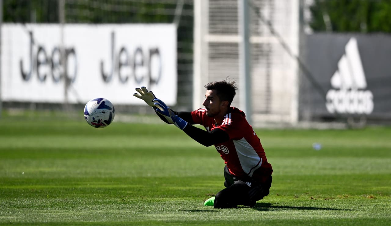 بيرين في تدريبات يوفنتوس تحضيراً لـ مونزا - Perin in Juventus training 16-9-2022