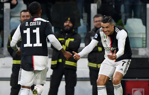 رونالدو يحتفل مع دوغلاس كوستا - Ronaldo celebrates with Douglas Costa